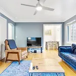 Central Downtown Studio With Vintage Charm Near Train