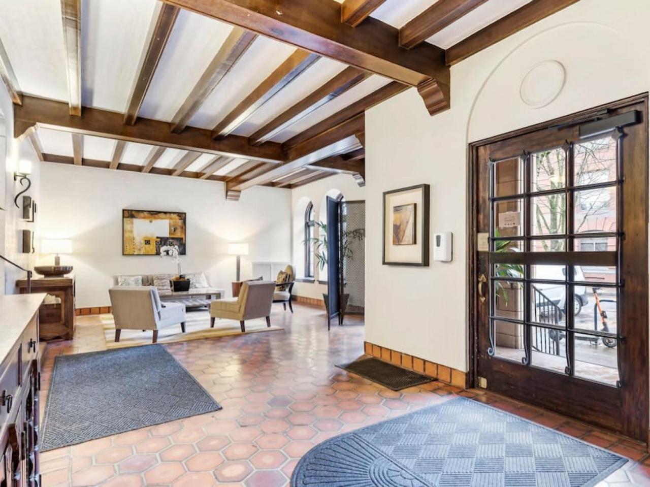 Apartment Downtown With Vintage Charm Near Train Portland